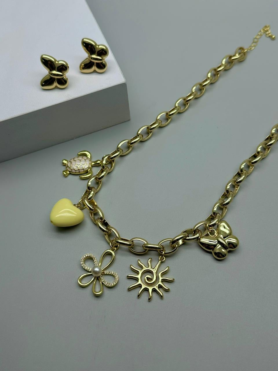 Cadena con varios dijes