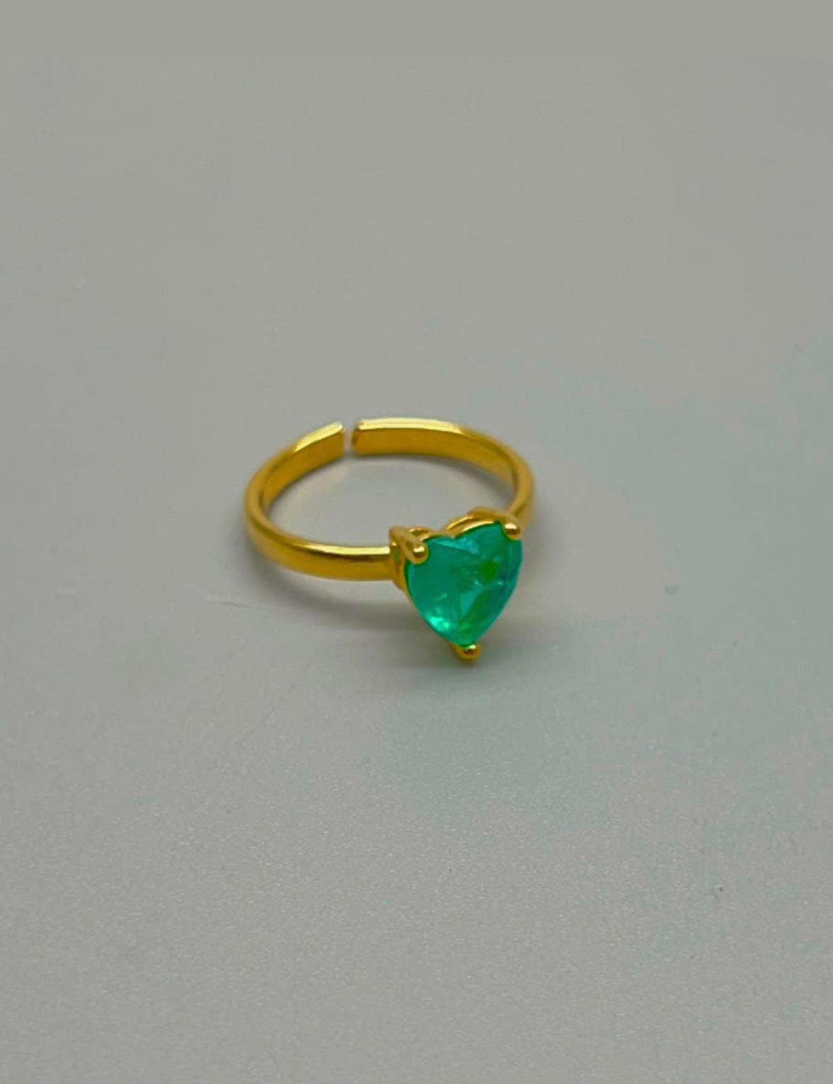 Anillo con esmeralda de laboratorio