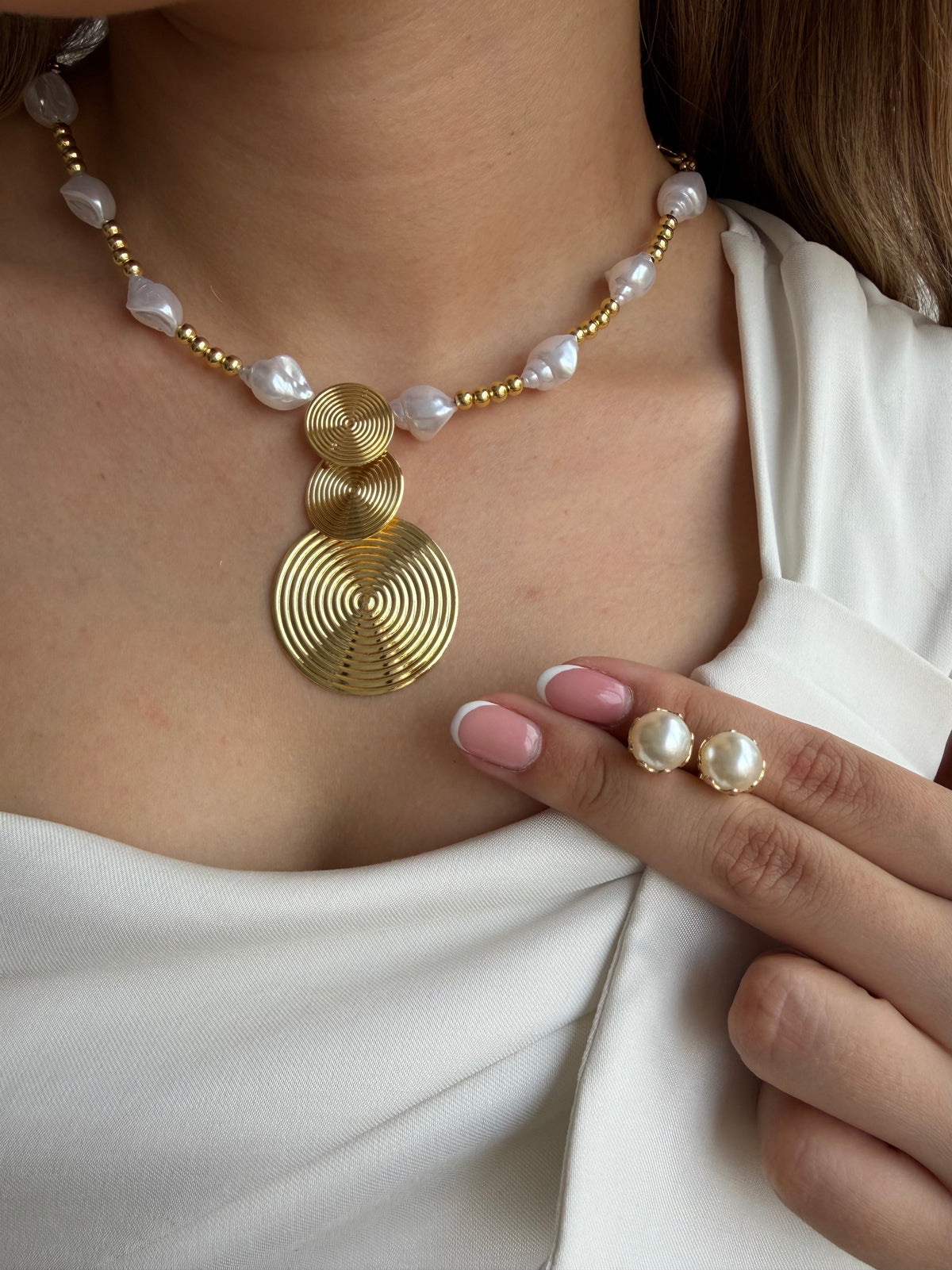 Collar en perla con dije en rodio