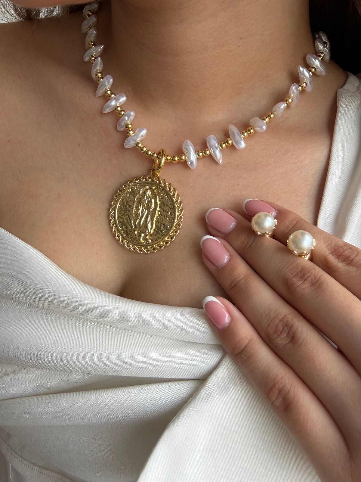 Collar en perla con dije en rodio virgen de guadalupe
