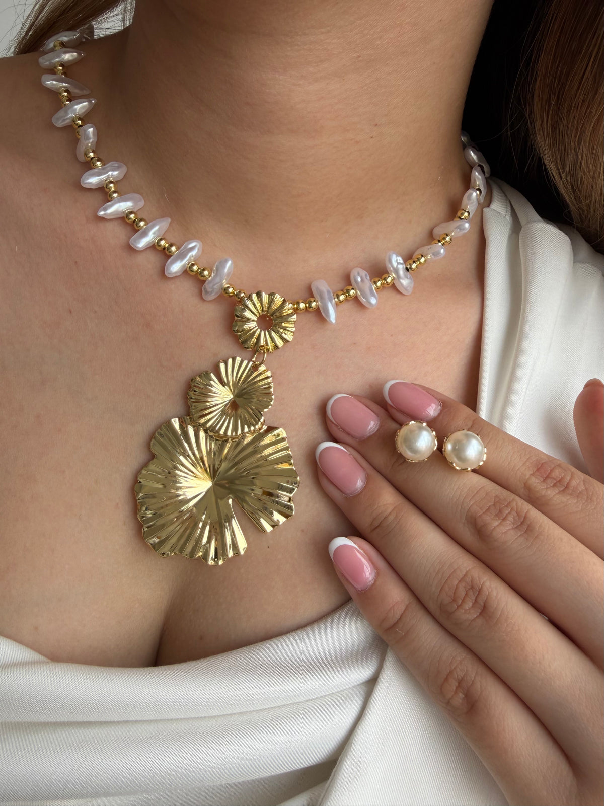 Collar en perla con dije de flor