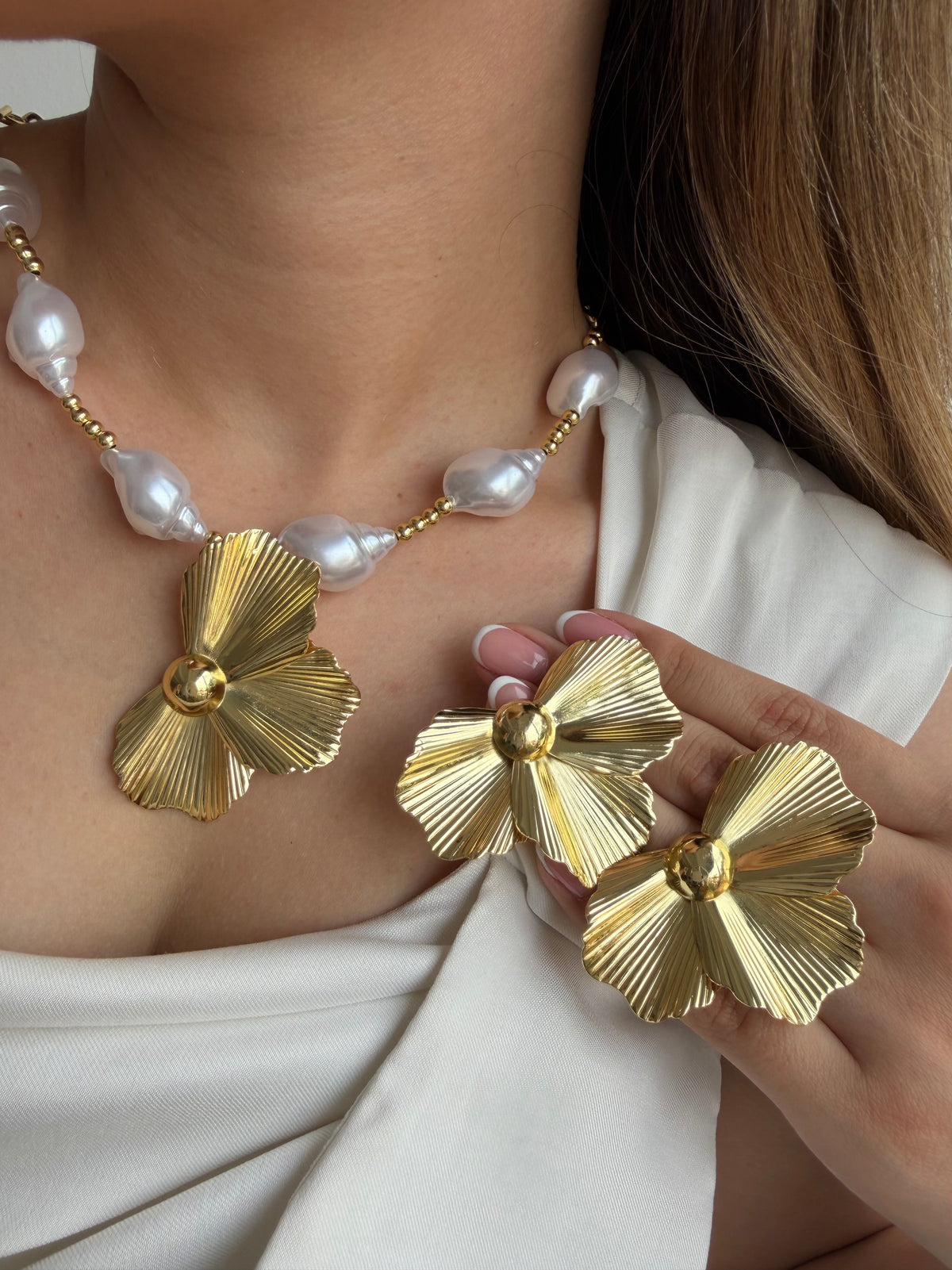 Collar en perla con dije de media flor