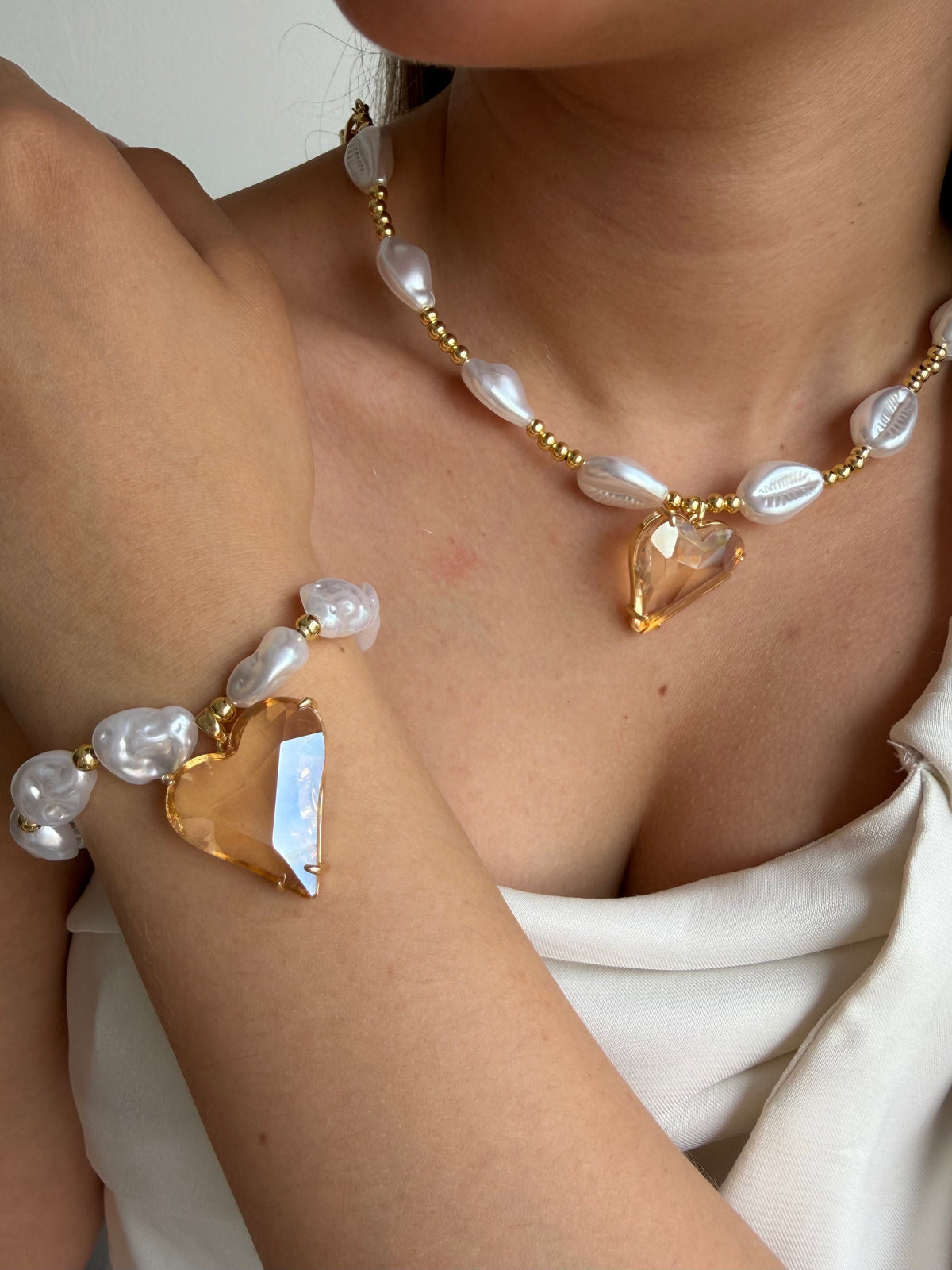 Set de Collar en perla con dije en corazon