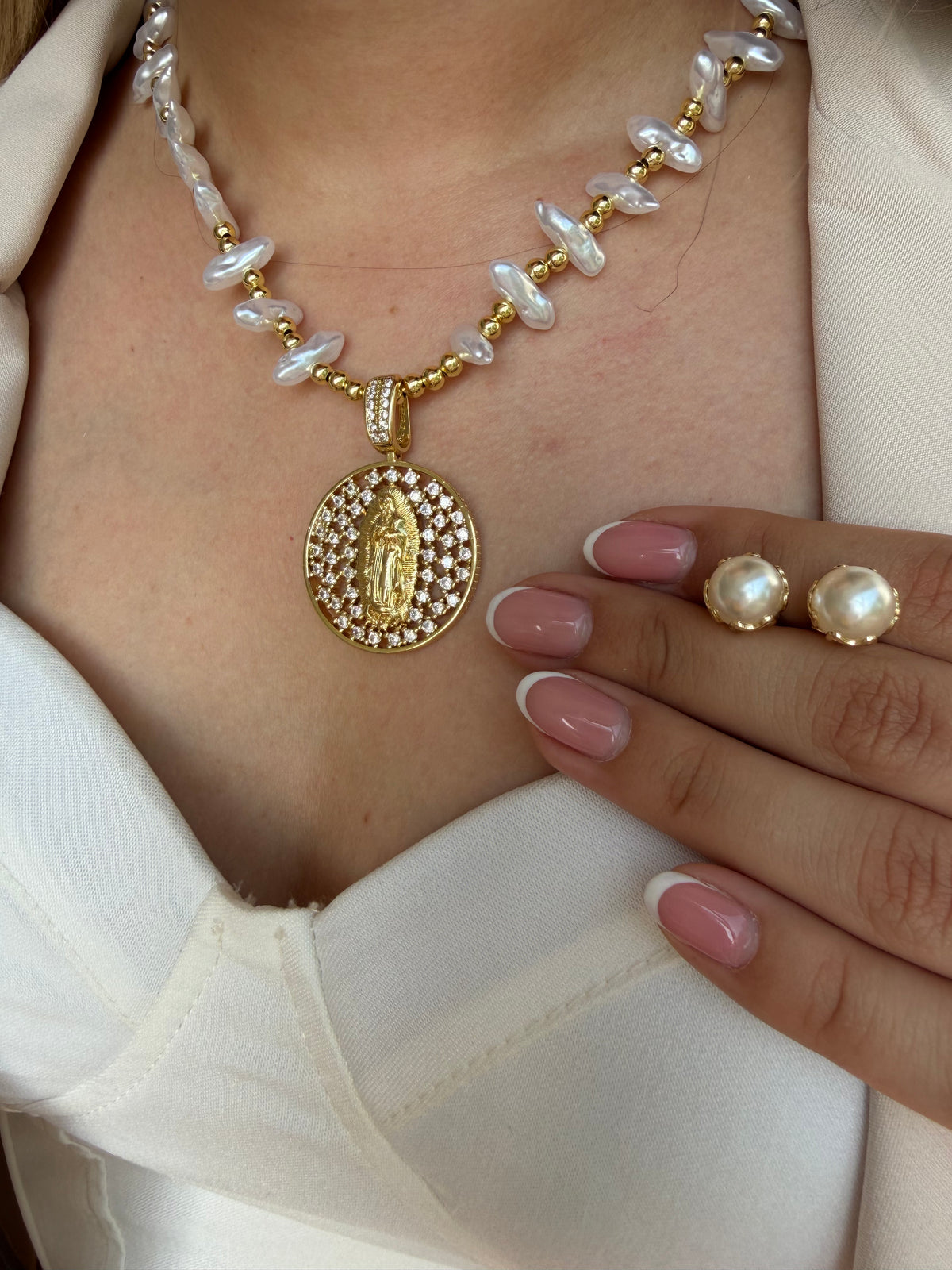 Collar en perla con dije religioso