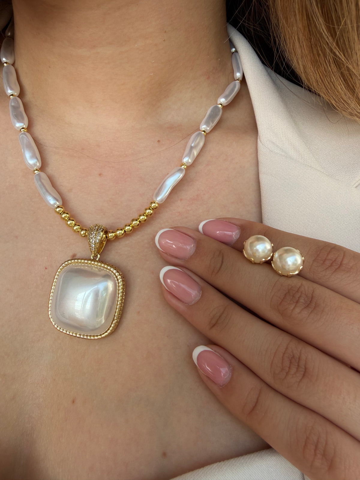 Collar en perla con dije nacar
