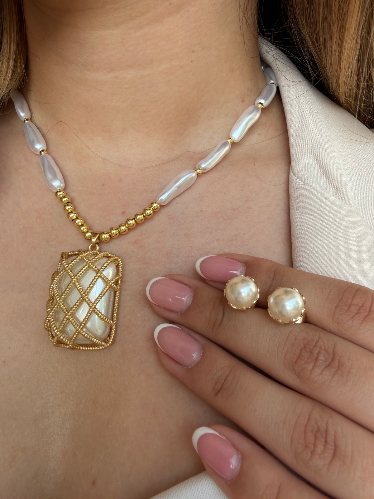Collar en perla con dije de nacar