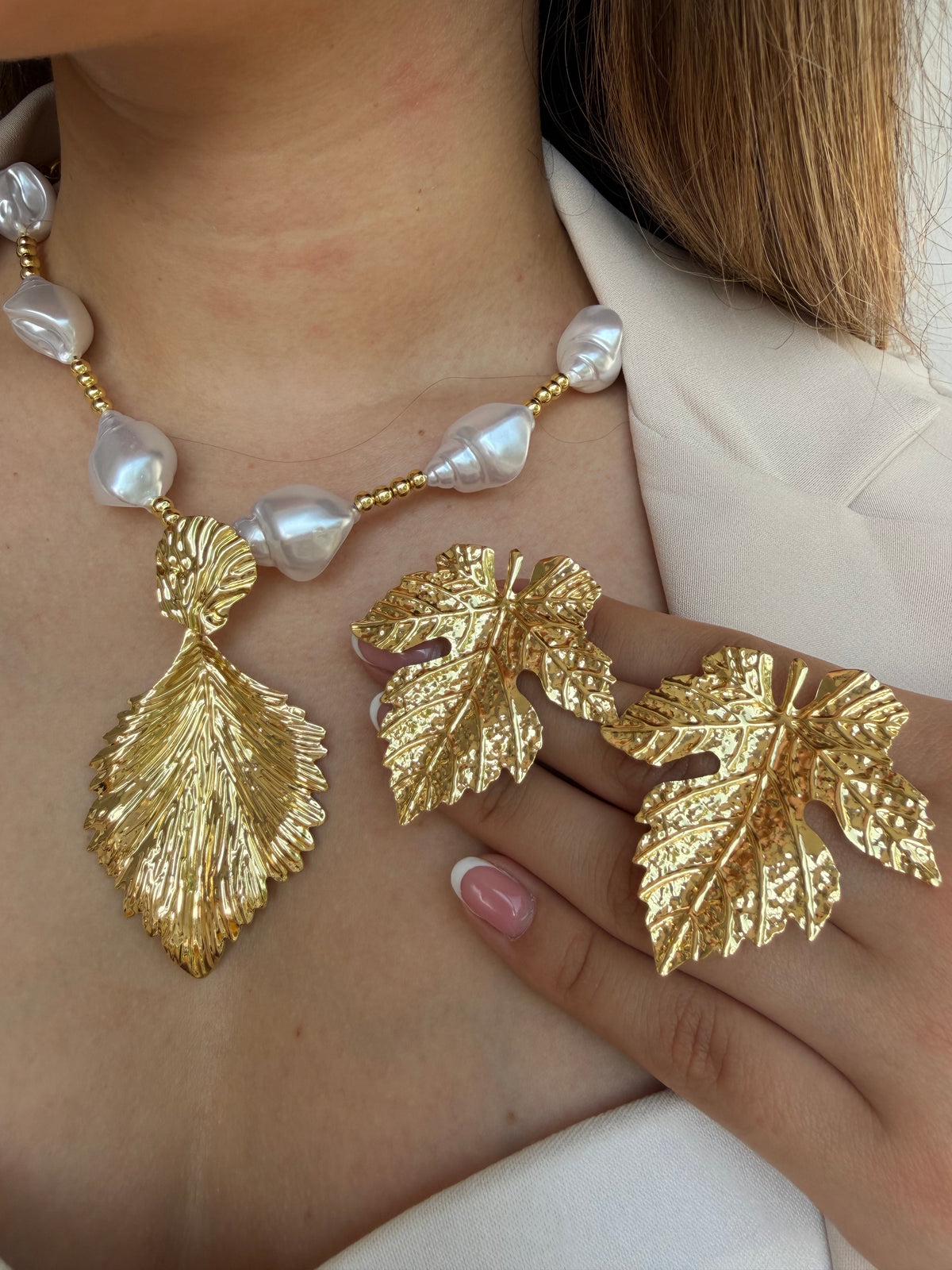 Collar en perla con dije de hoja
