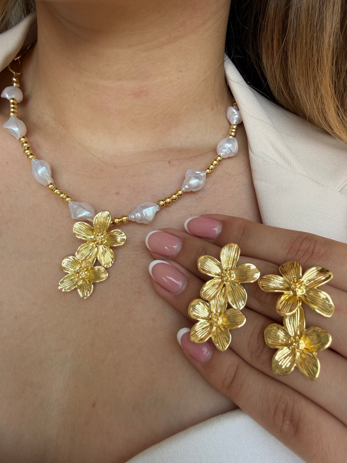 Collar en perla con dije de flores