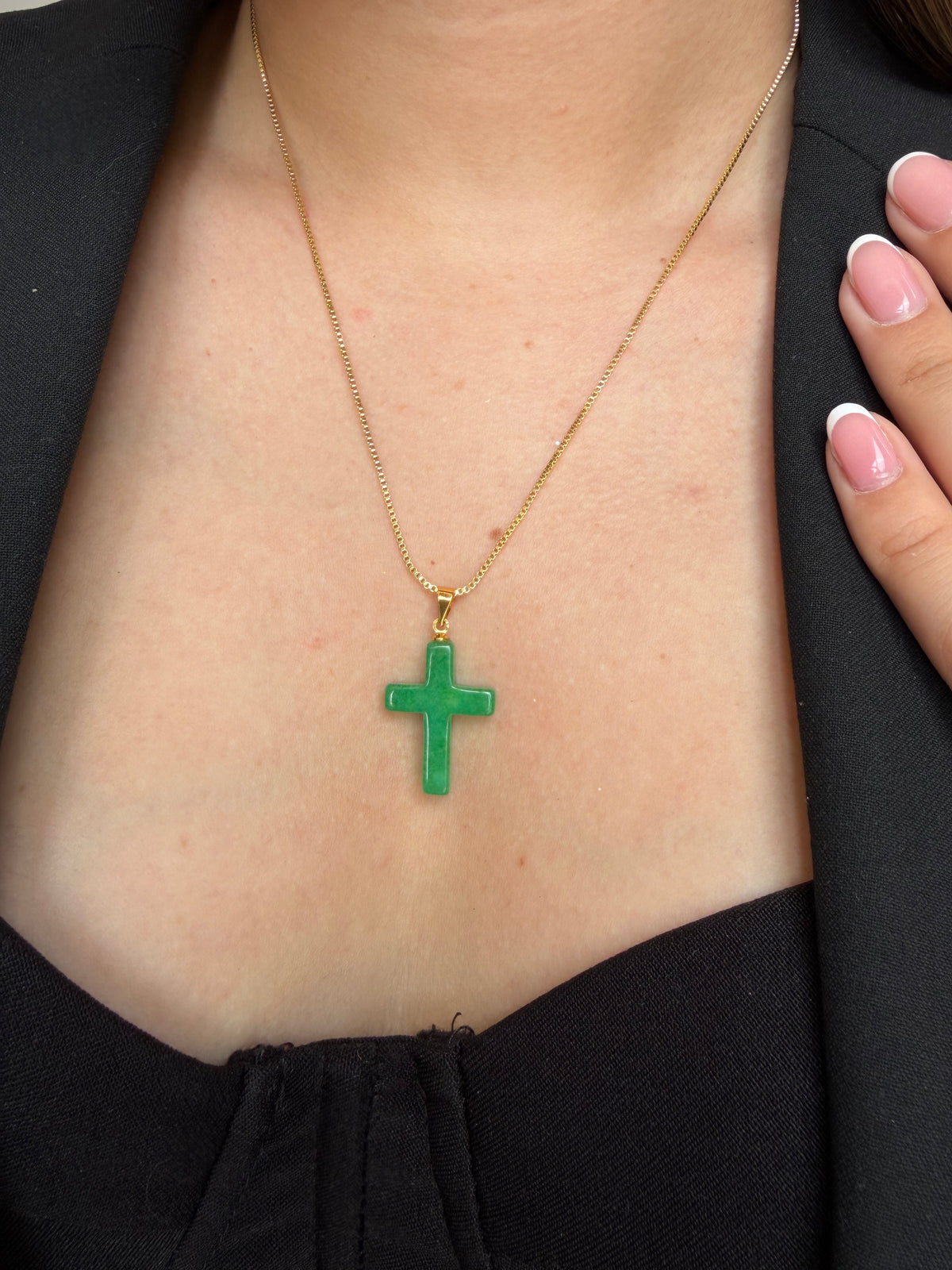 Dije e cruz con piedra Jade