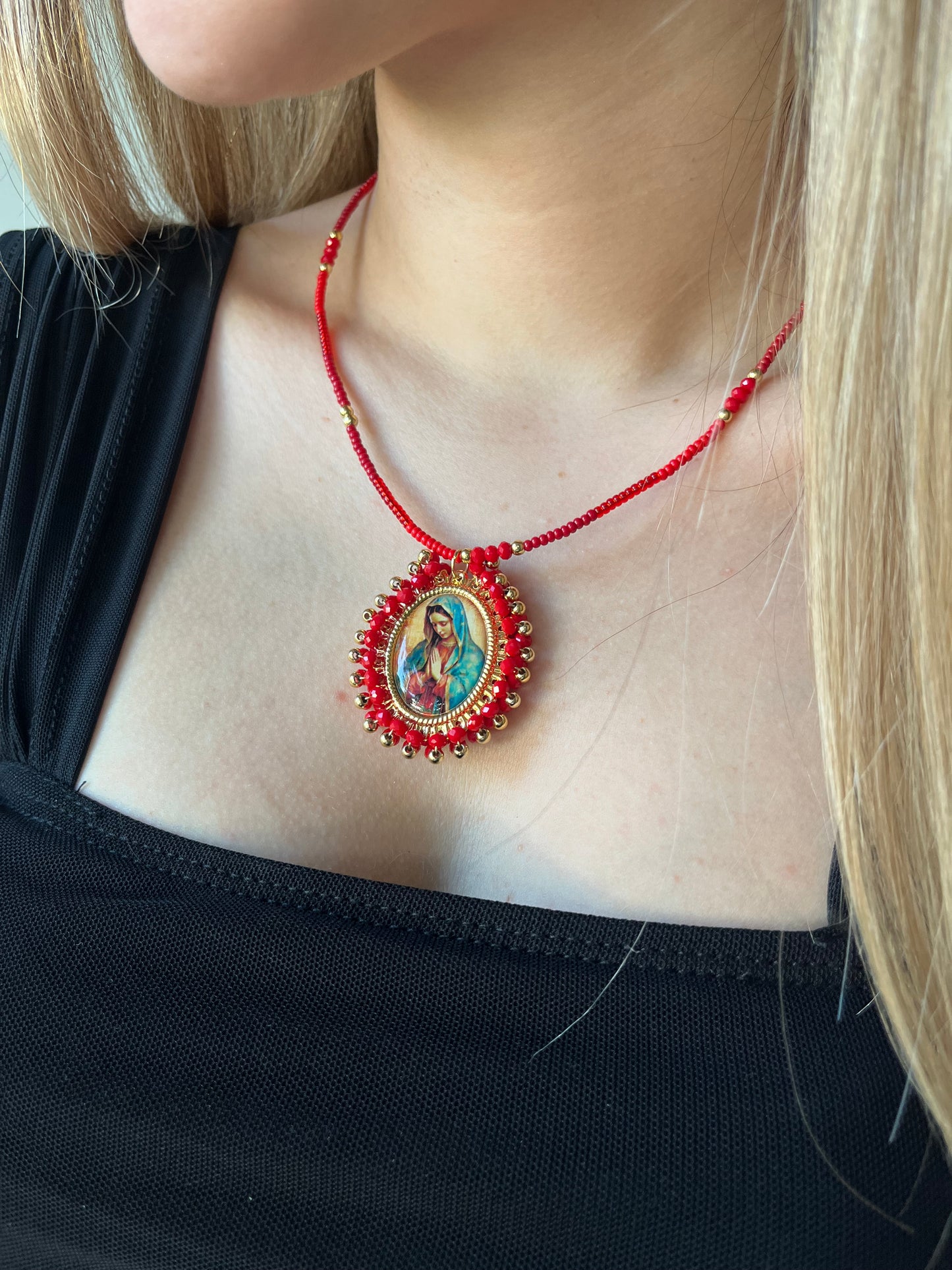 Collar con Dije de Virgen en mostacilla