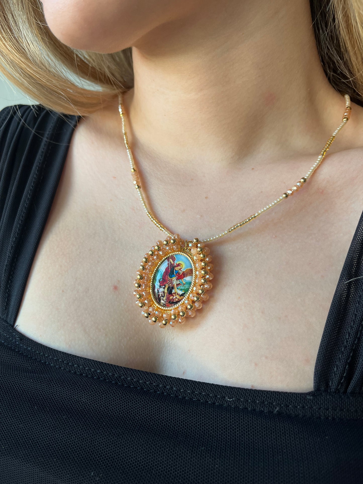 Collar con Dije de Virgen en mostacilla