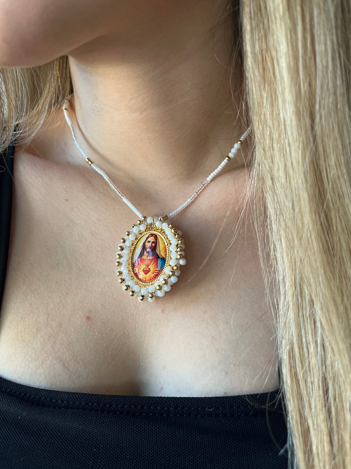 Collar con Dije de Virgen en mostacilla