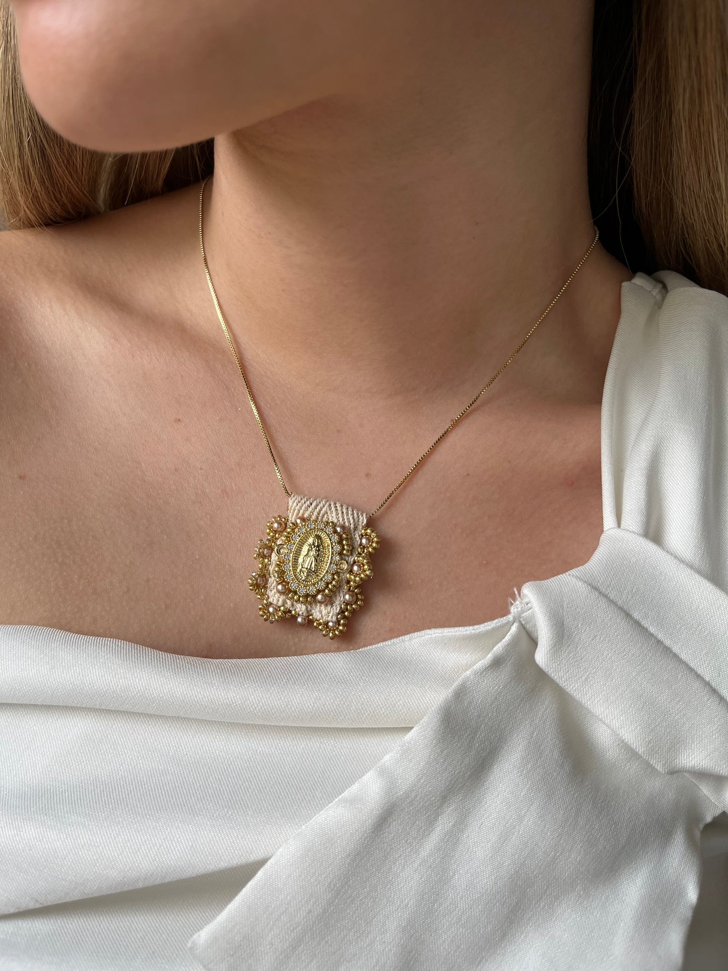 Collar con Dije de Virgen en mostacilla
