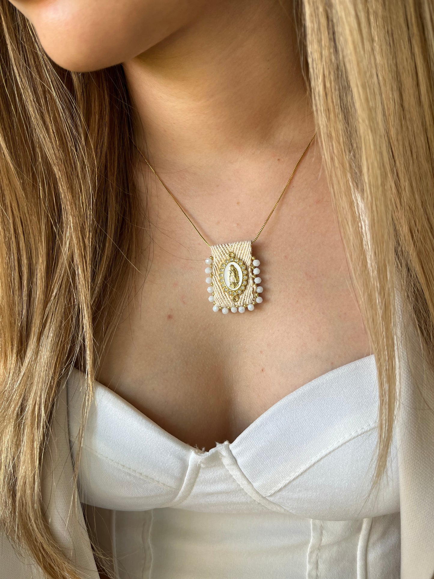 Collar con Dije de Virgen en mostacilla