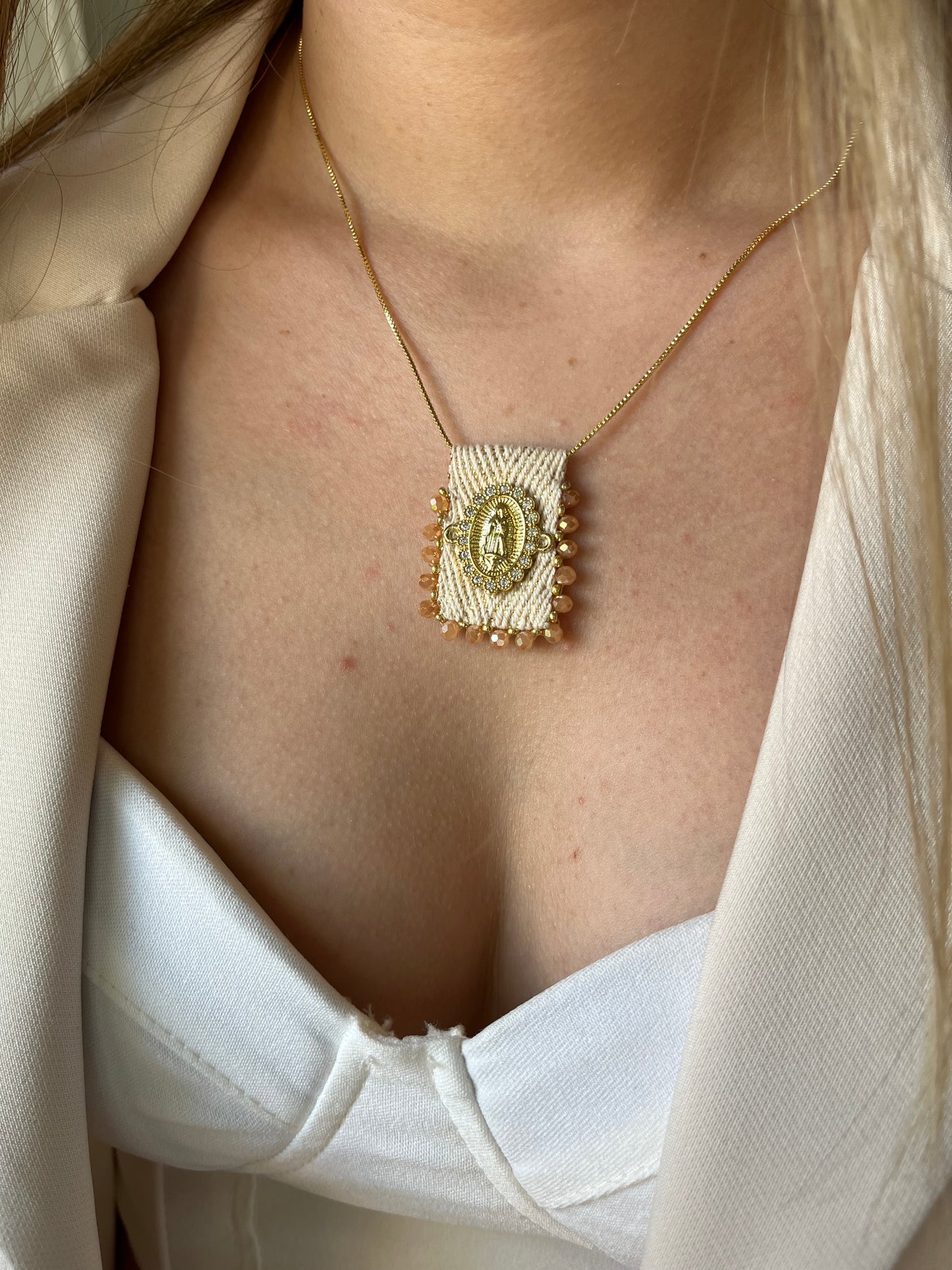 Collar con Dije de Virgen en mostacilla