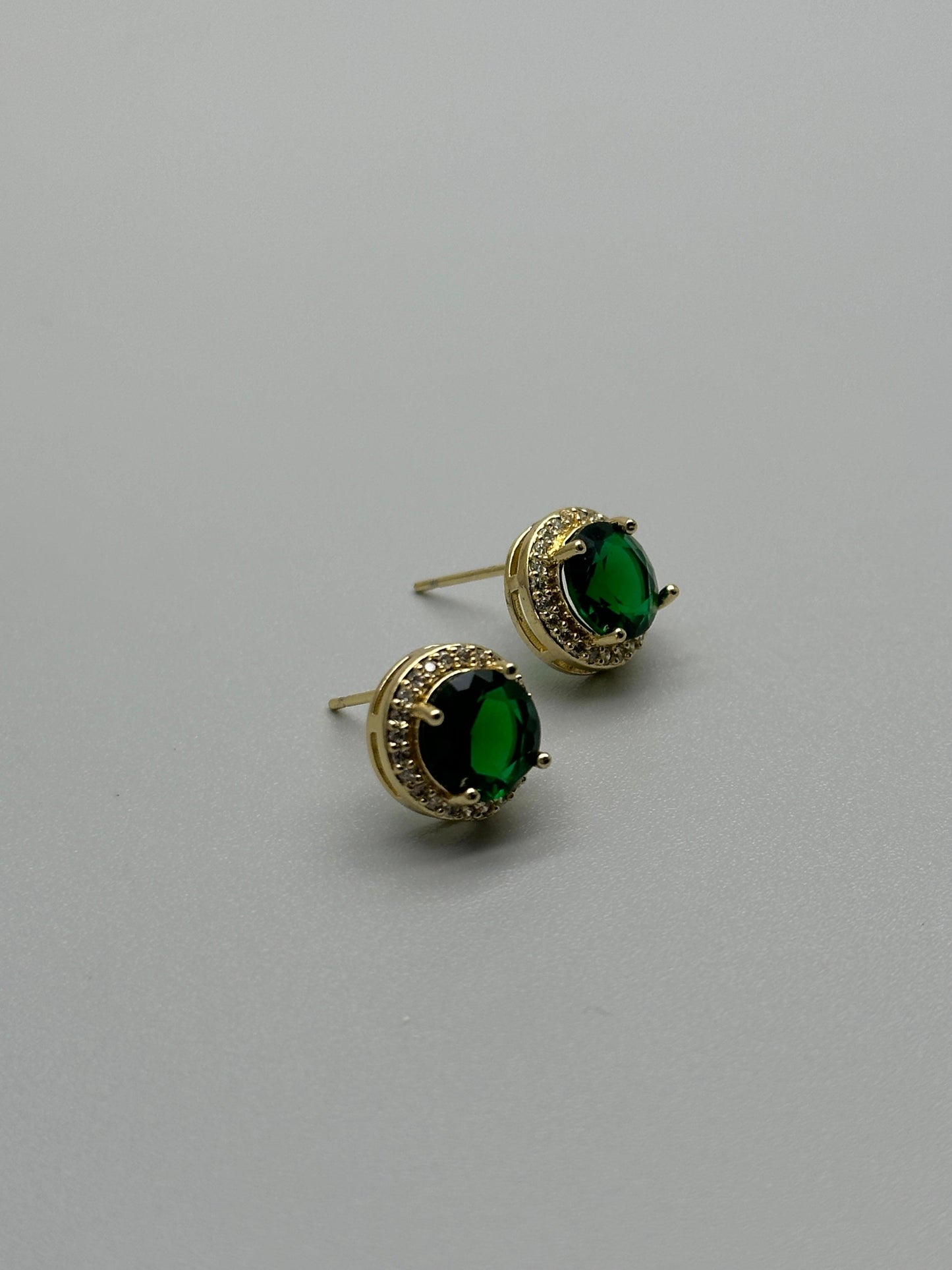 topo con piedra verde