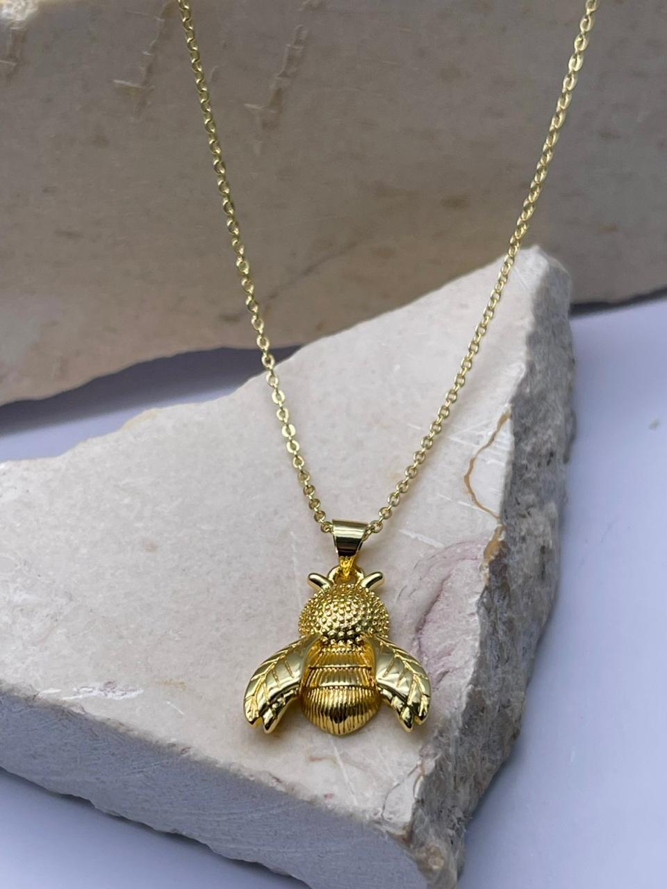 Cadena con dije de insecto