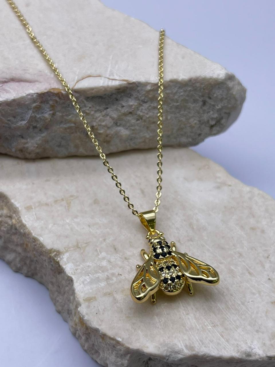 Cadena con dije de insecto