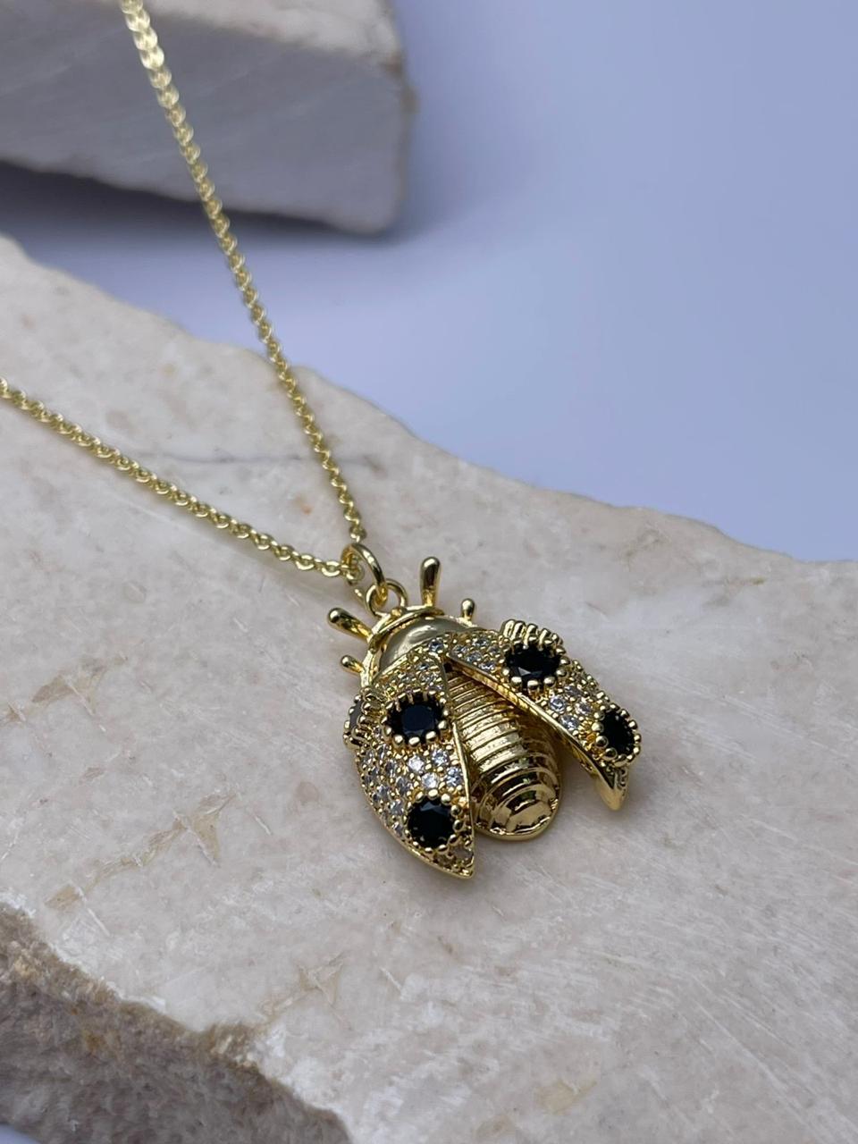 Cadena con dije de insecto