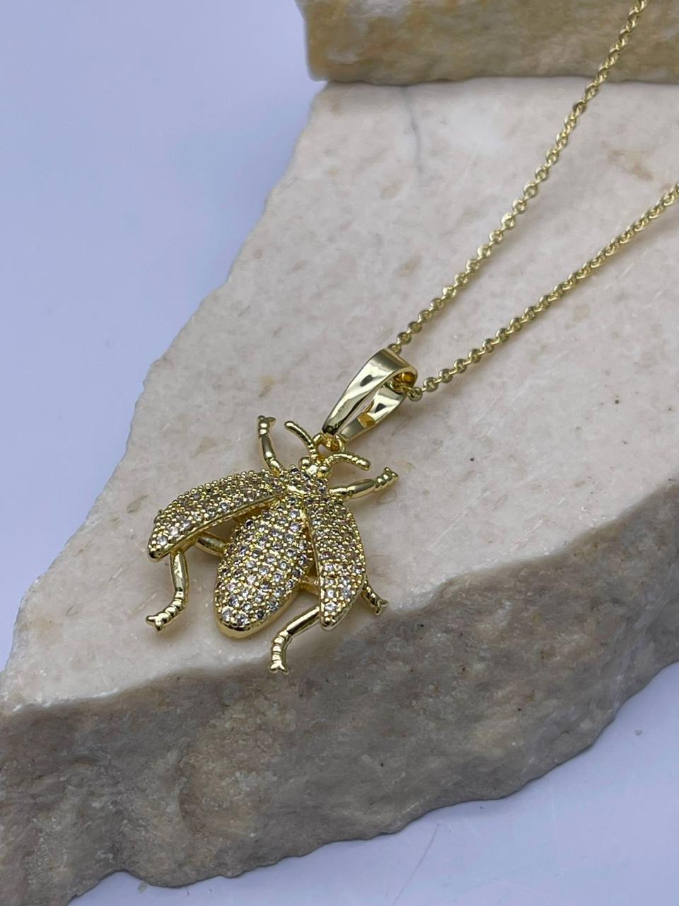 Cadena con dije de insecto