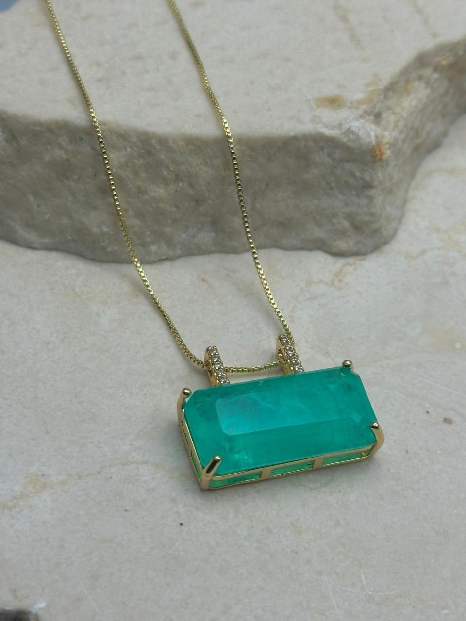 Cadena con dije Esmeralda Rectangular