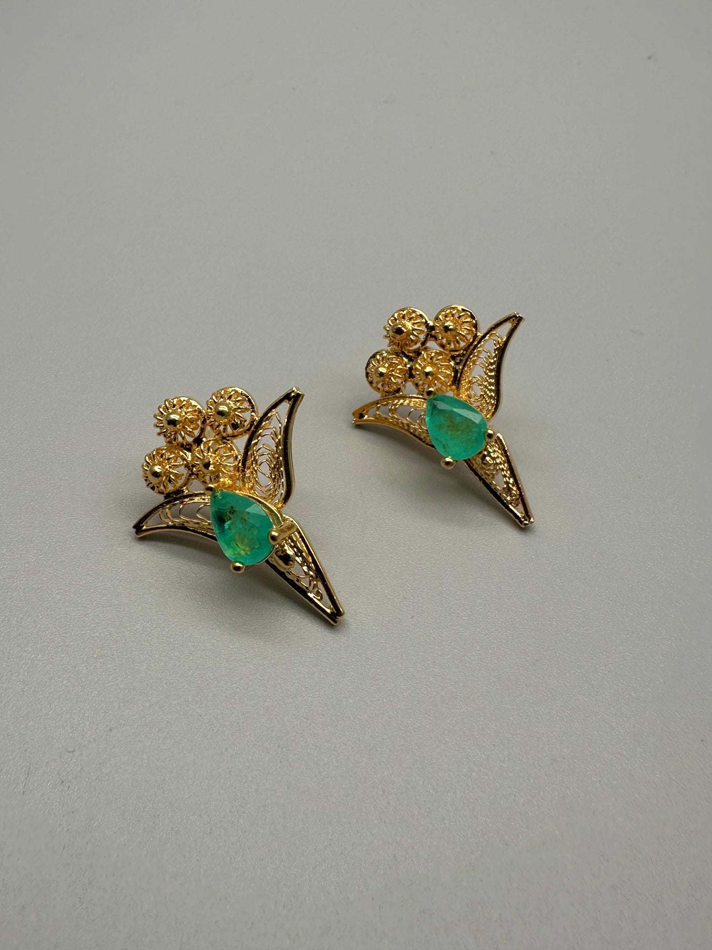 Arete en filigrana con Esmeralda de Laboratorio