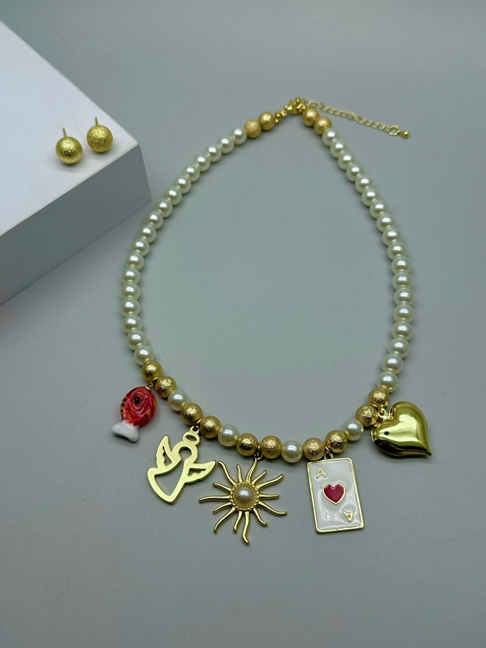 Cadena de perlas varios dijes