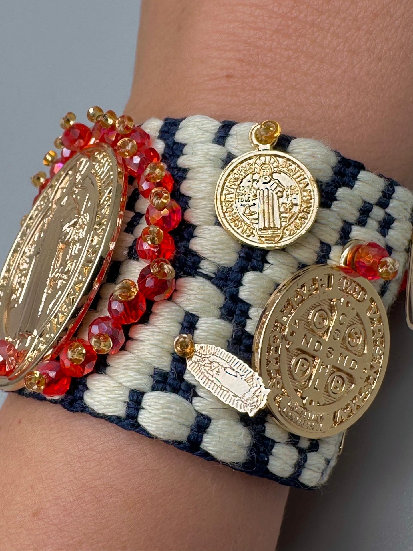 Pulseras de San Benito en crochet & cristal