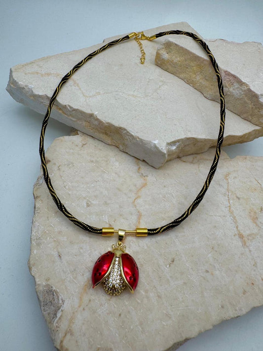 Cadena tipo hindú con dije de mariquita