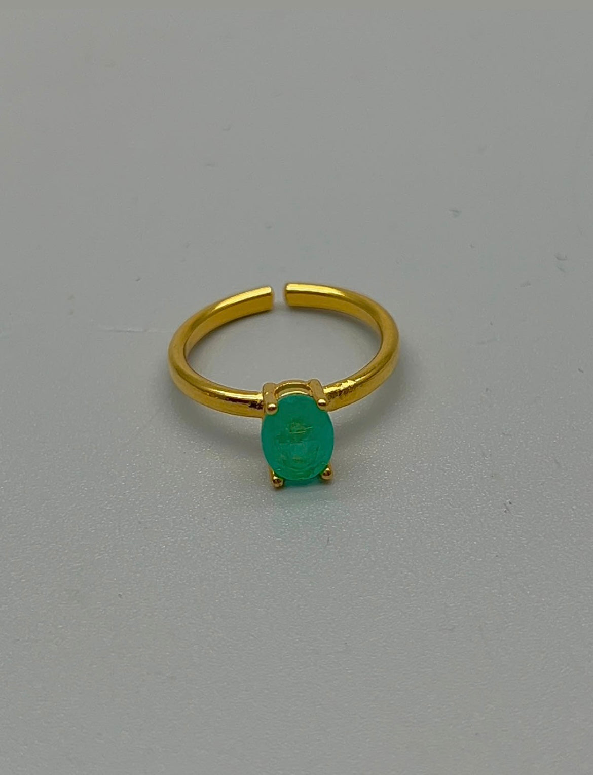Anillo con esmeralda de laboratorio