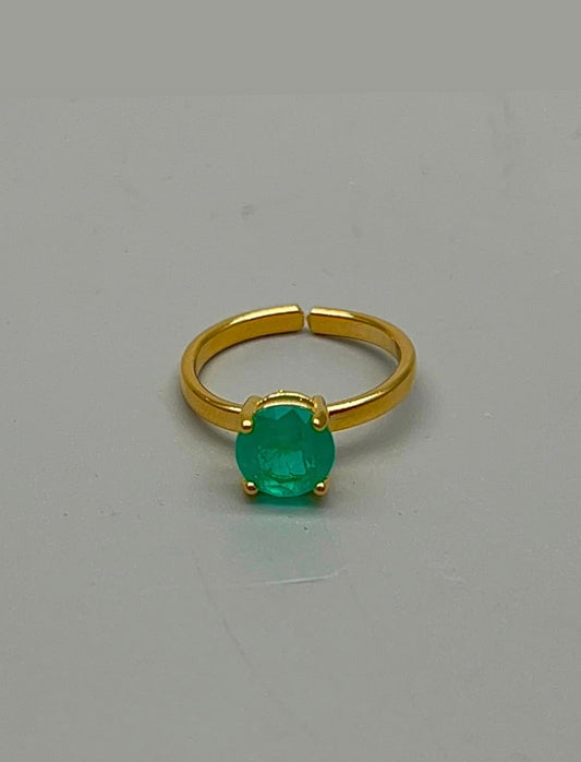 Anillo con esmeralda de laboratorio