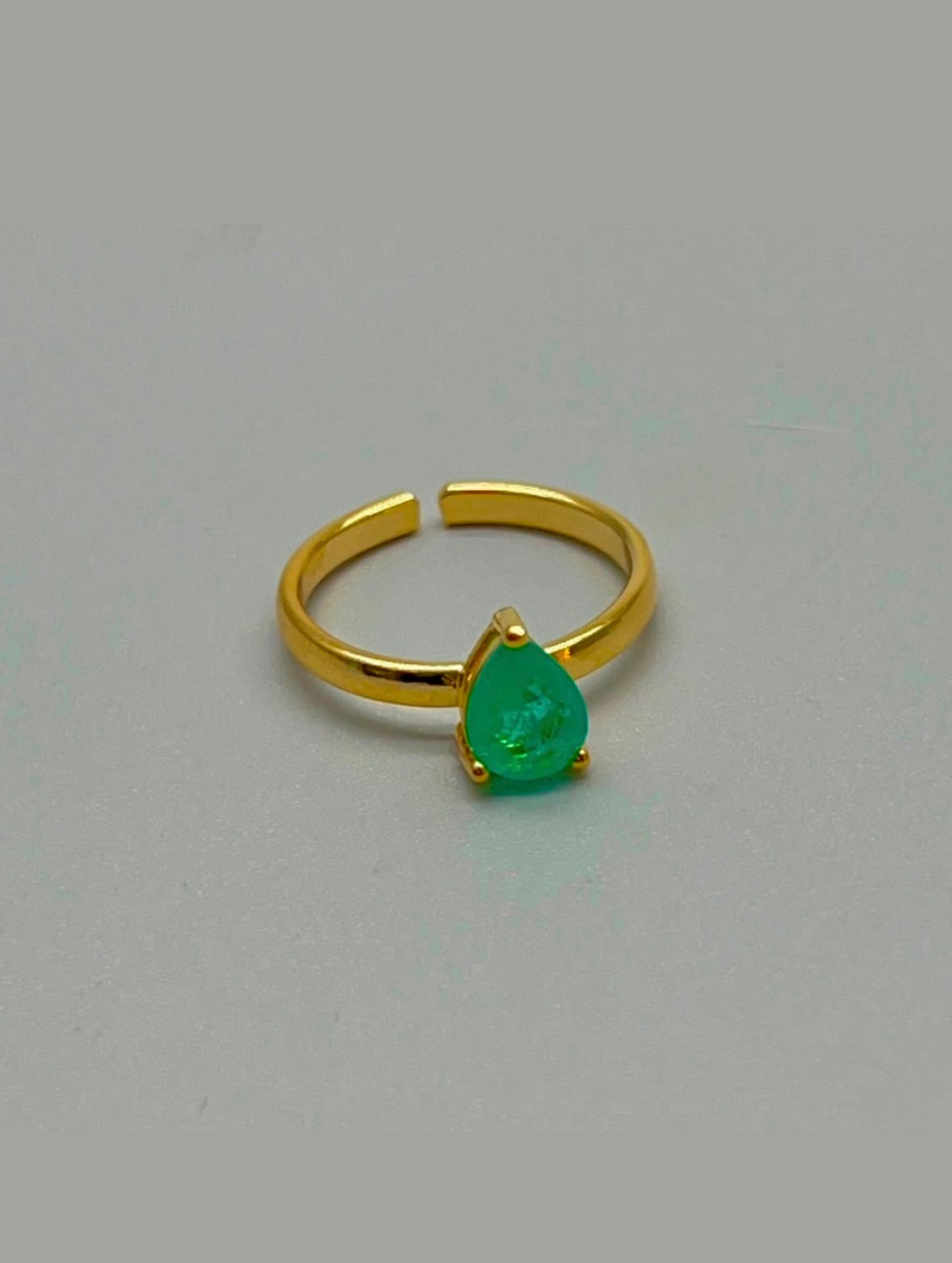 Anillo con esmeralda de laboratorio