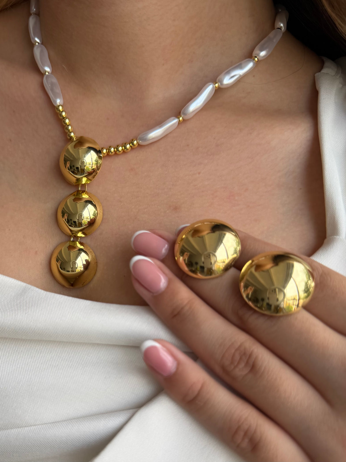 Collar en perla con dije de tres cirulos