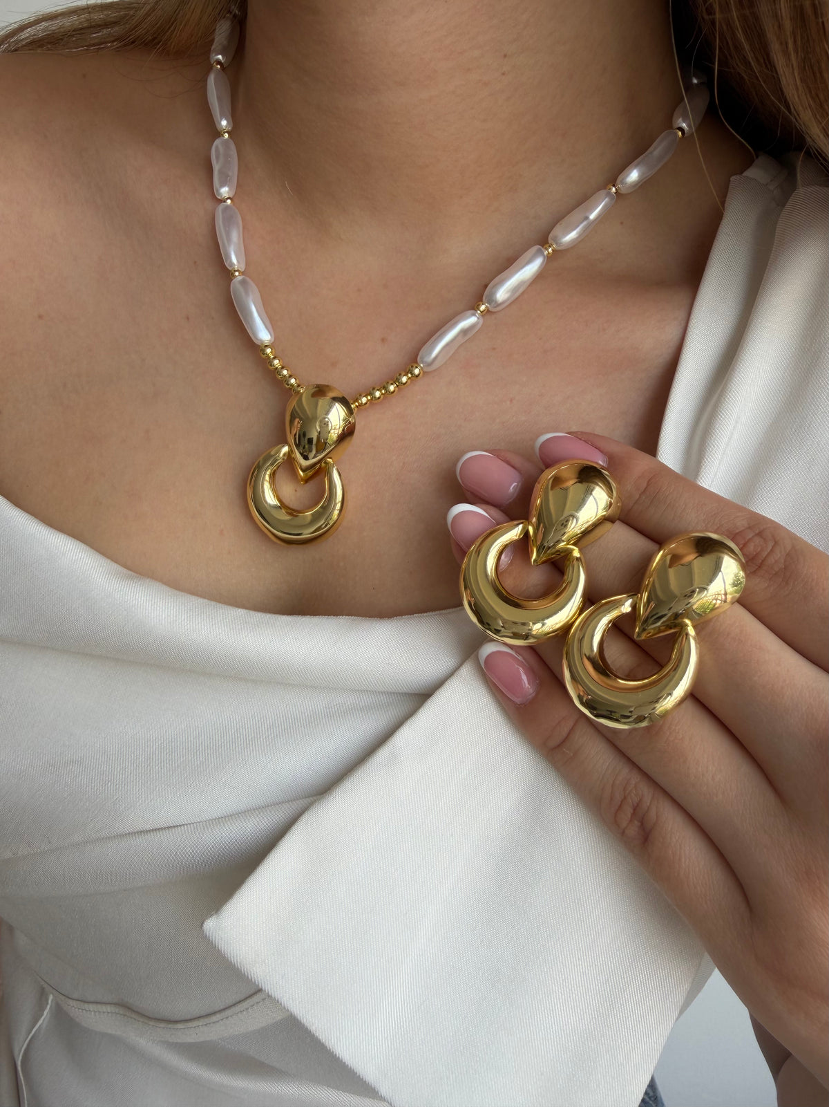 Collar en perla con dije en rodio