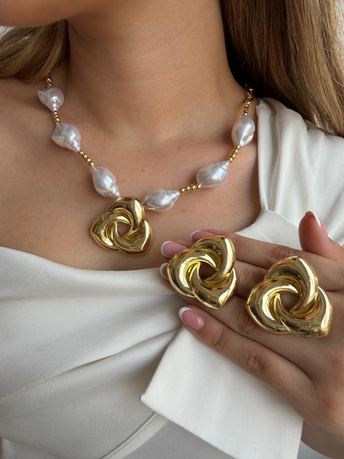 Collar en perla con dije en rodio