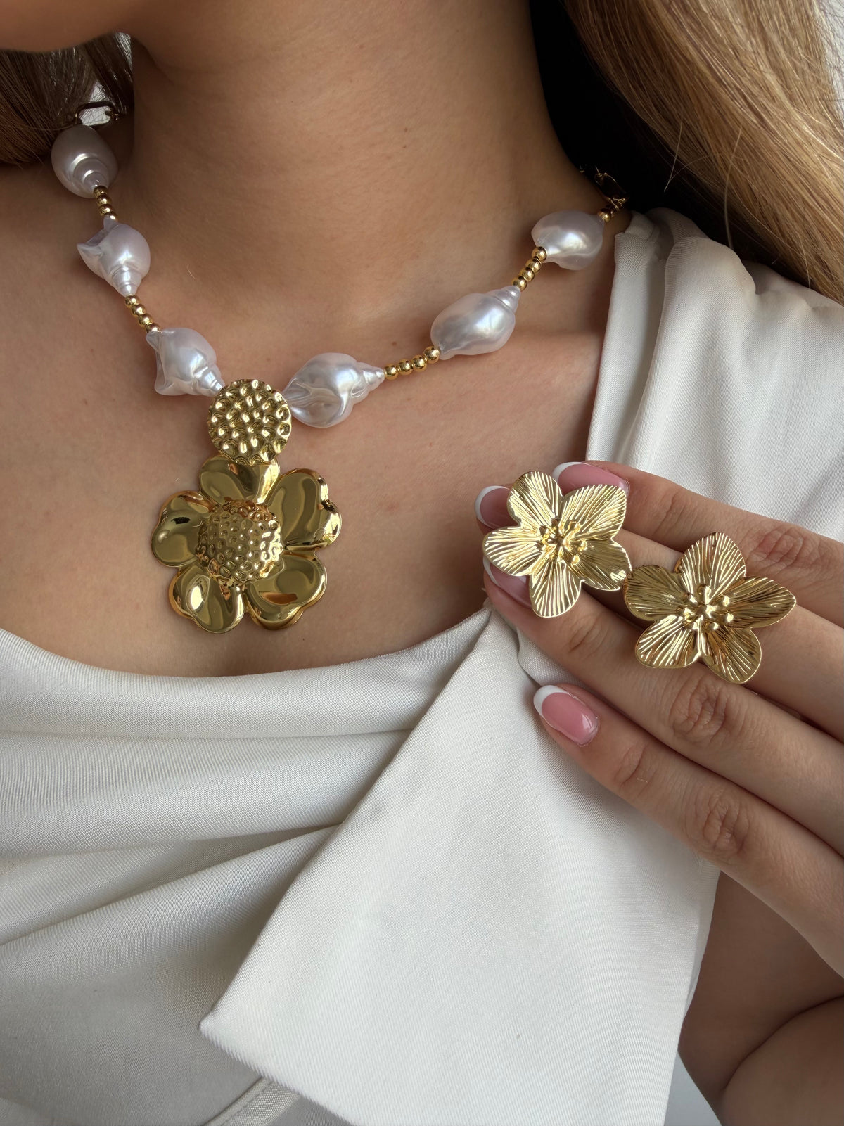 Collar en perla con dije en rodio de flor