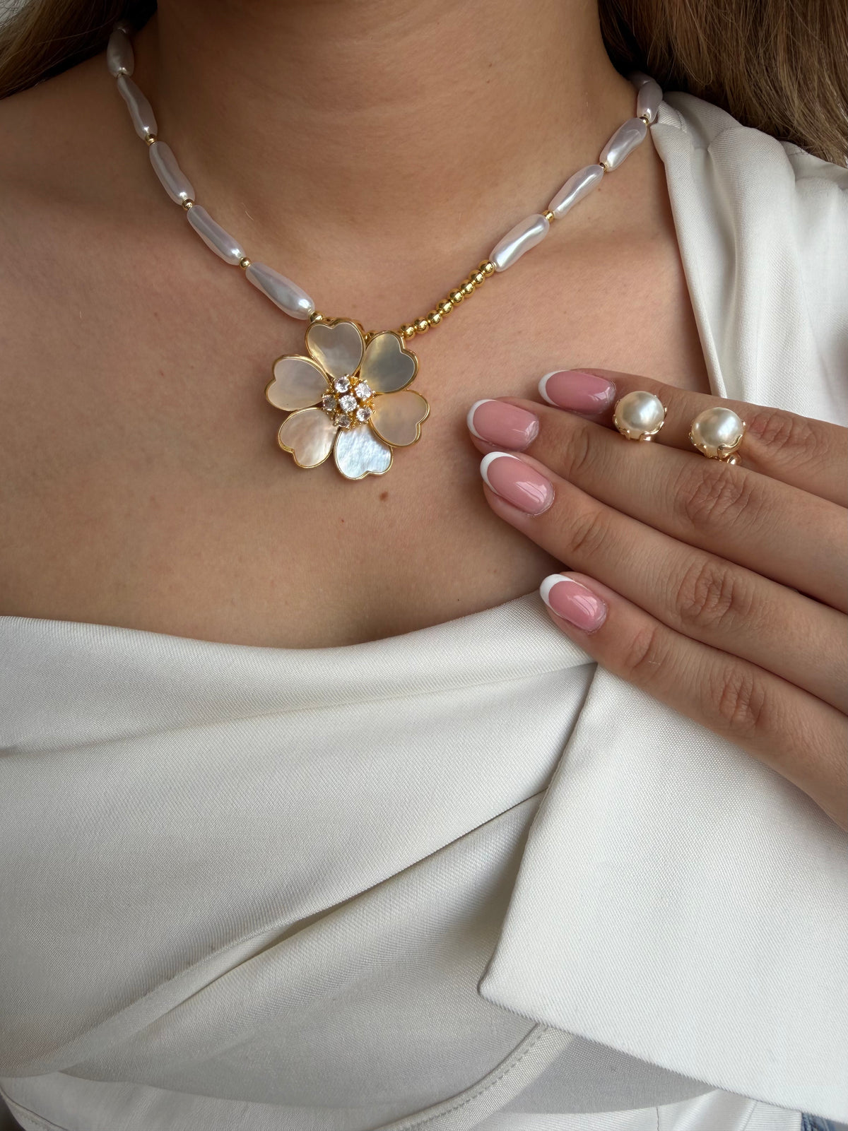Collar en perla con dije de flor en nacar