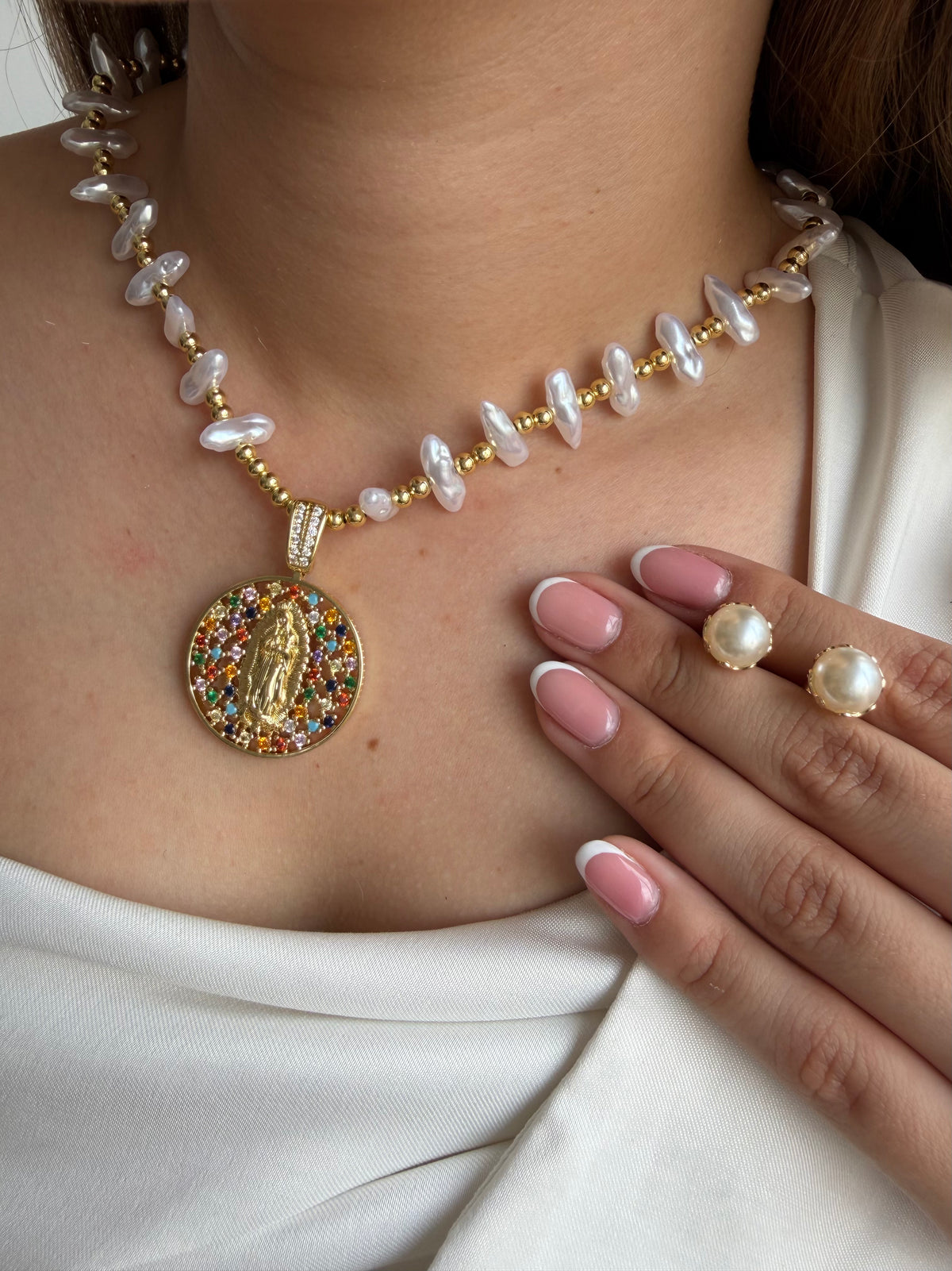 Collar en perla con dije Religioso