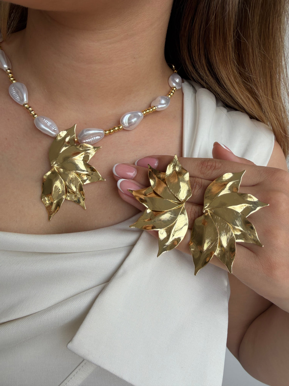 Collar en perla con dije en rodio flor