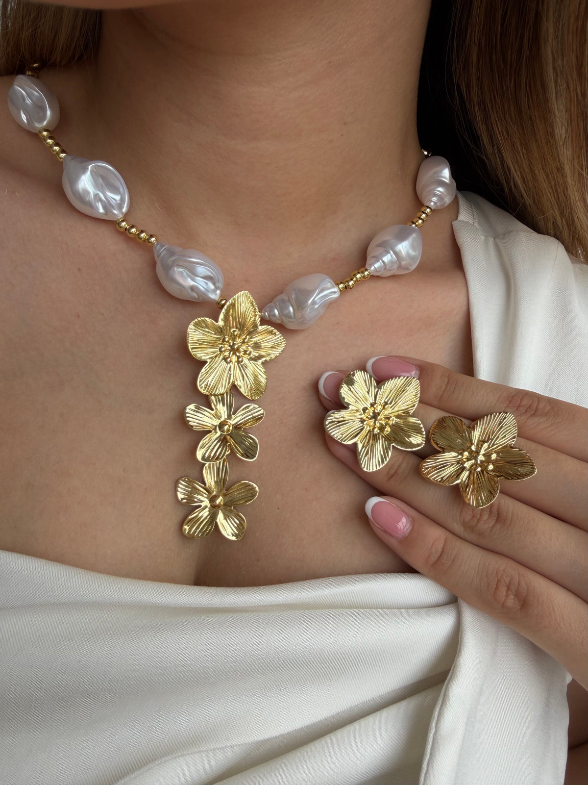 Collar en perla con dije de flores
