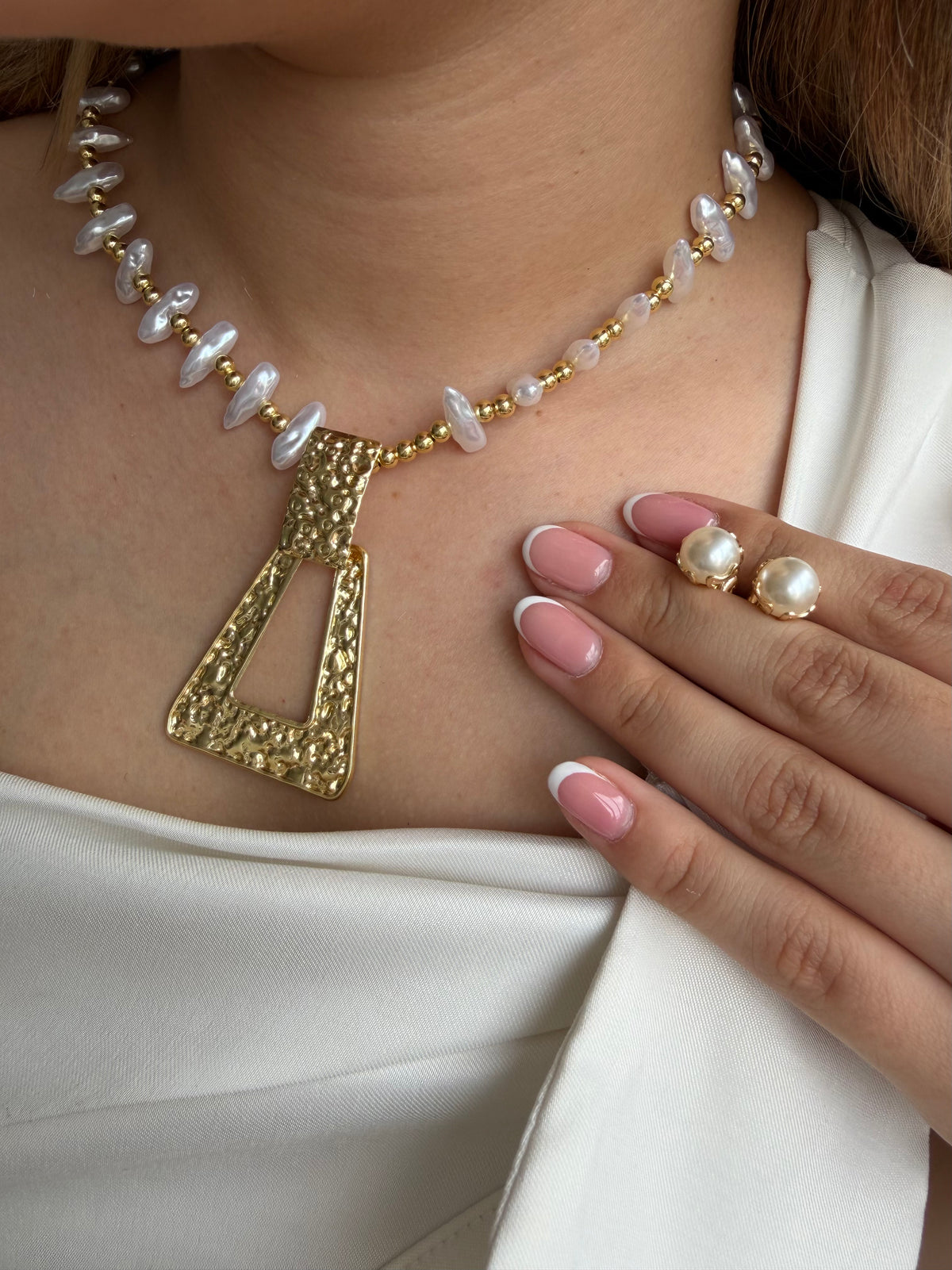 Collar en perla con dije de rodio