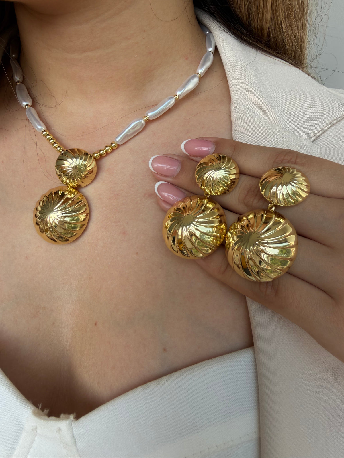Collar en perla con dije en rodio