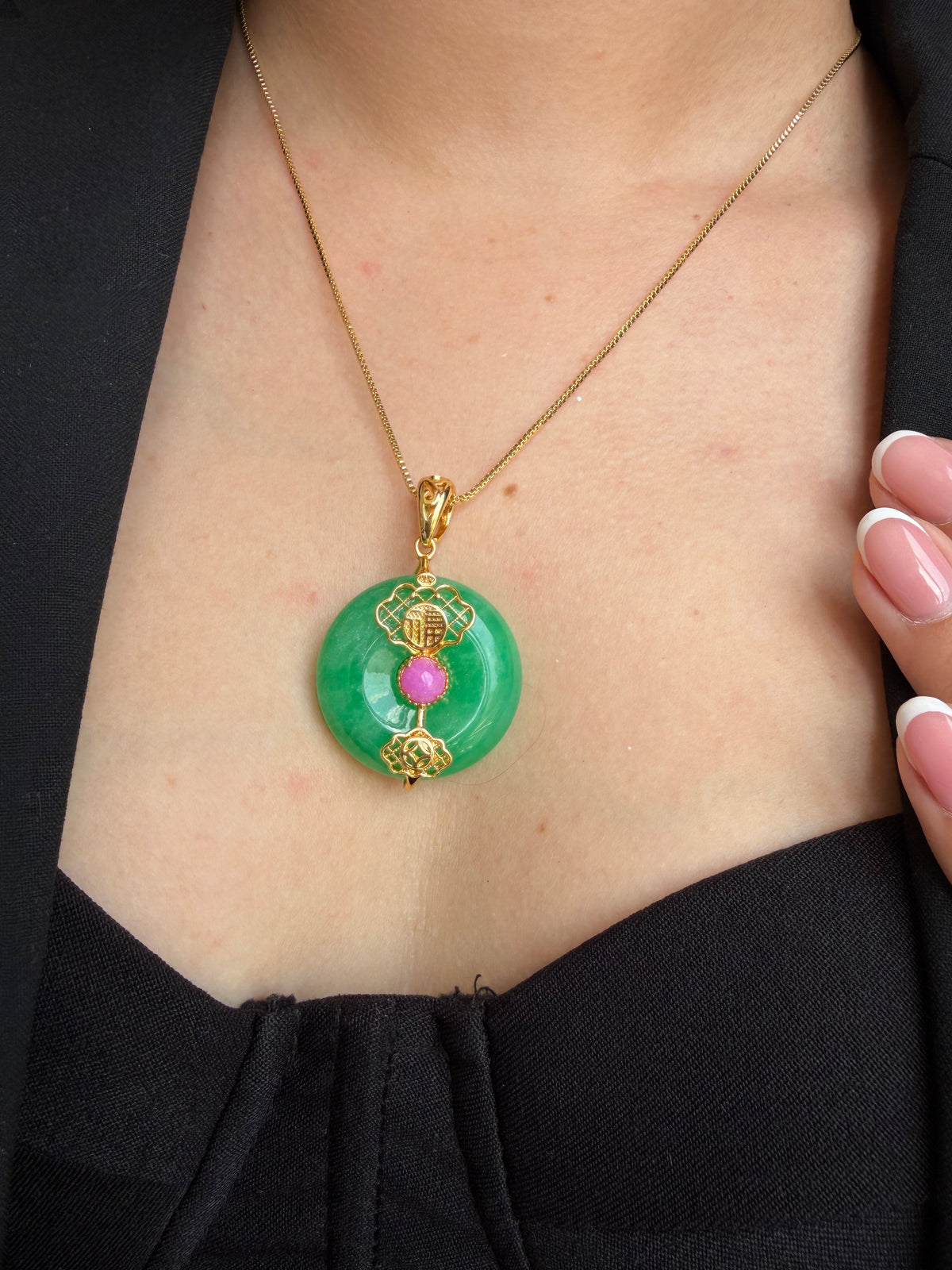 Dije con piedra Jade
