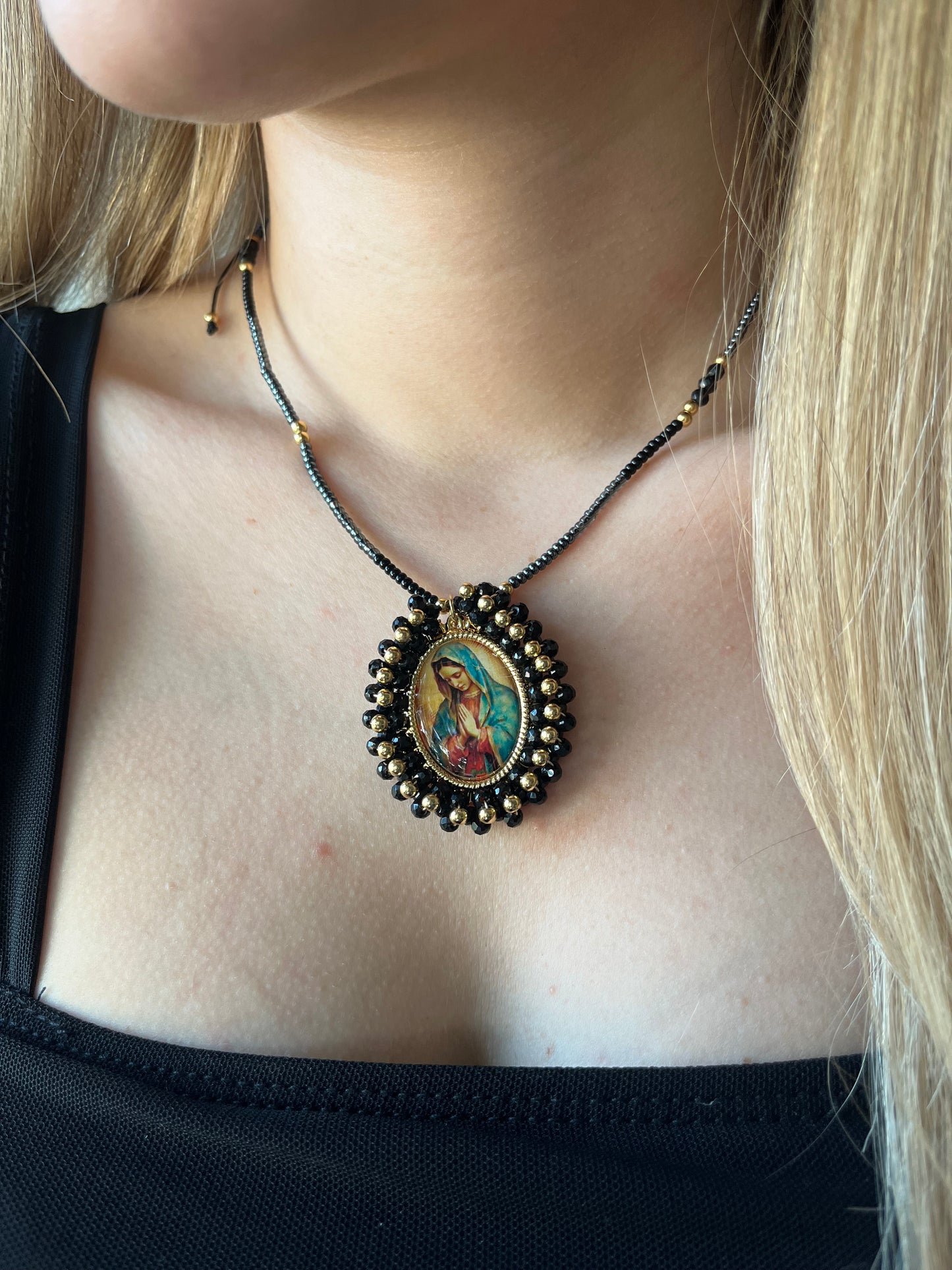 Collar con Dije de Virgen en mostacilla
