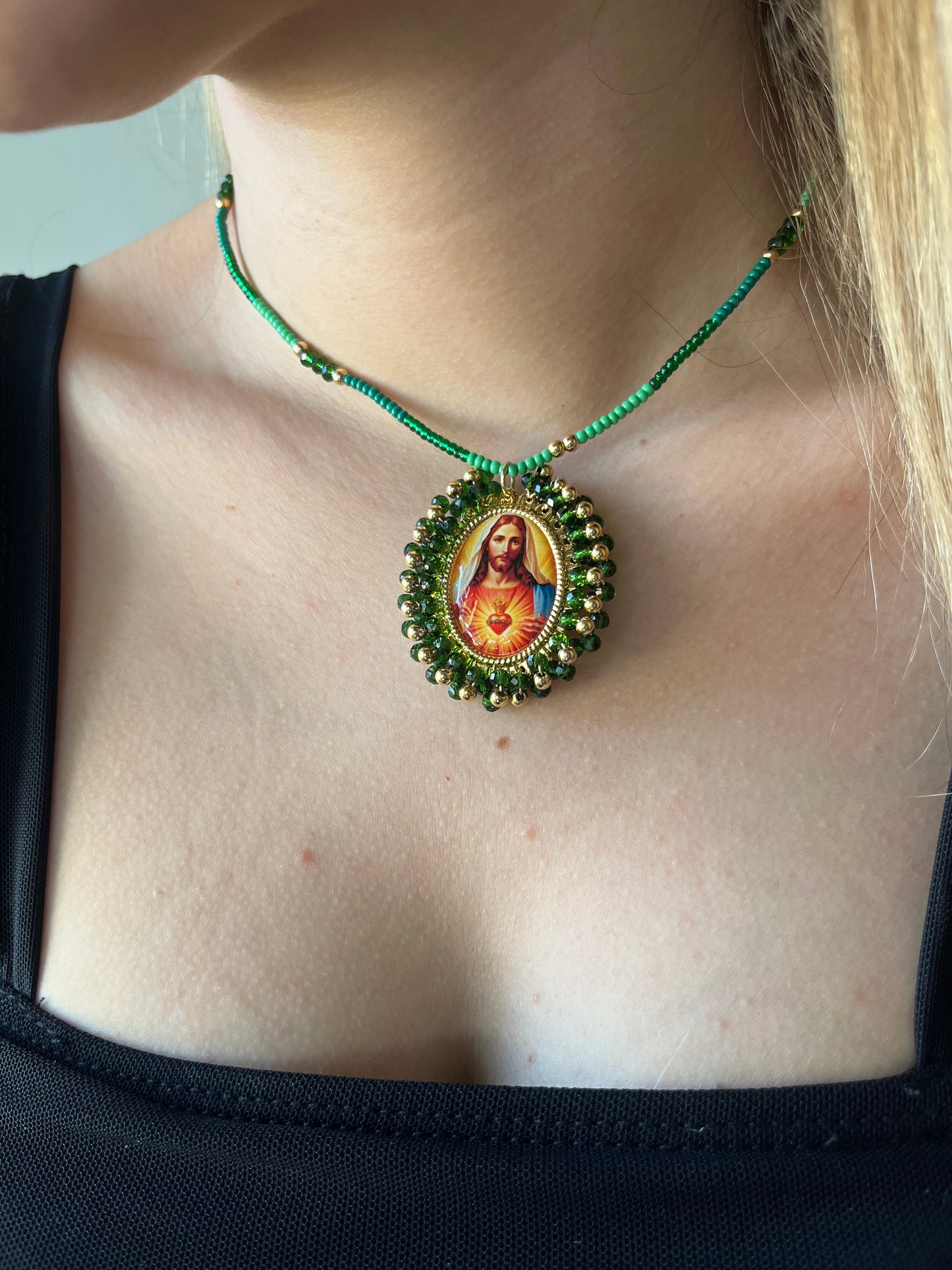 Collar con Dije de Virgen en mostacilla