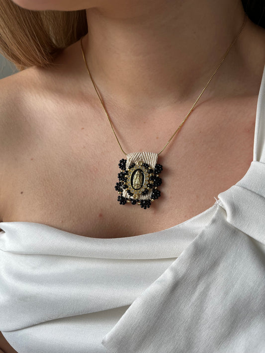 Collar con Dije de Virgen en mostacilla