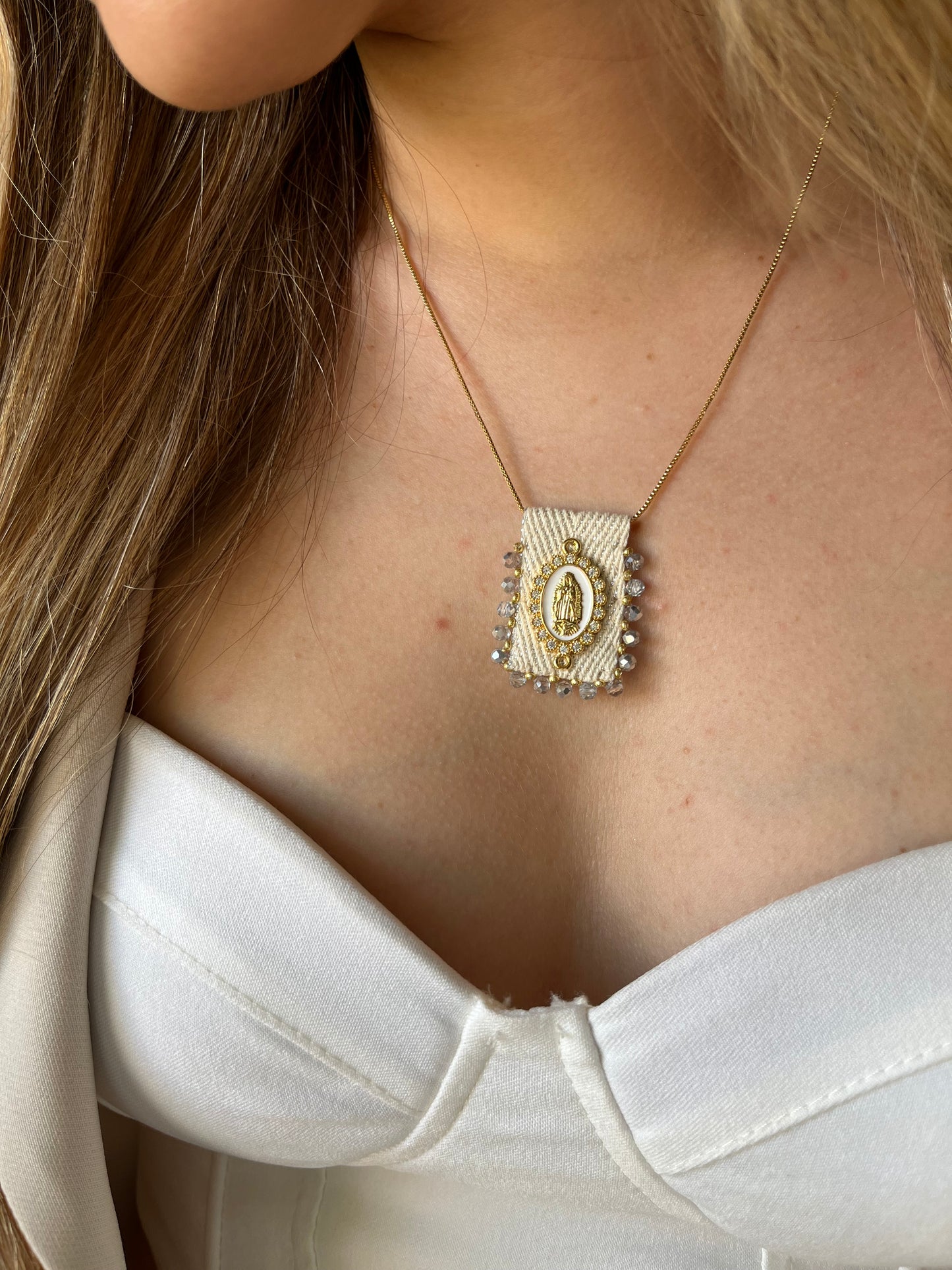 Collar con Dije de Virgen en mostacilla