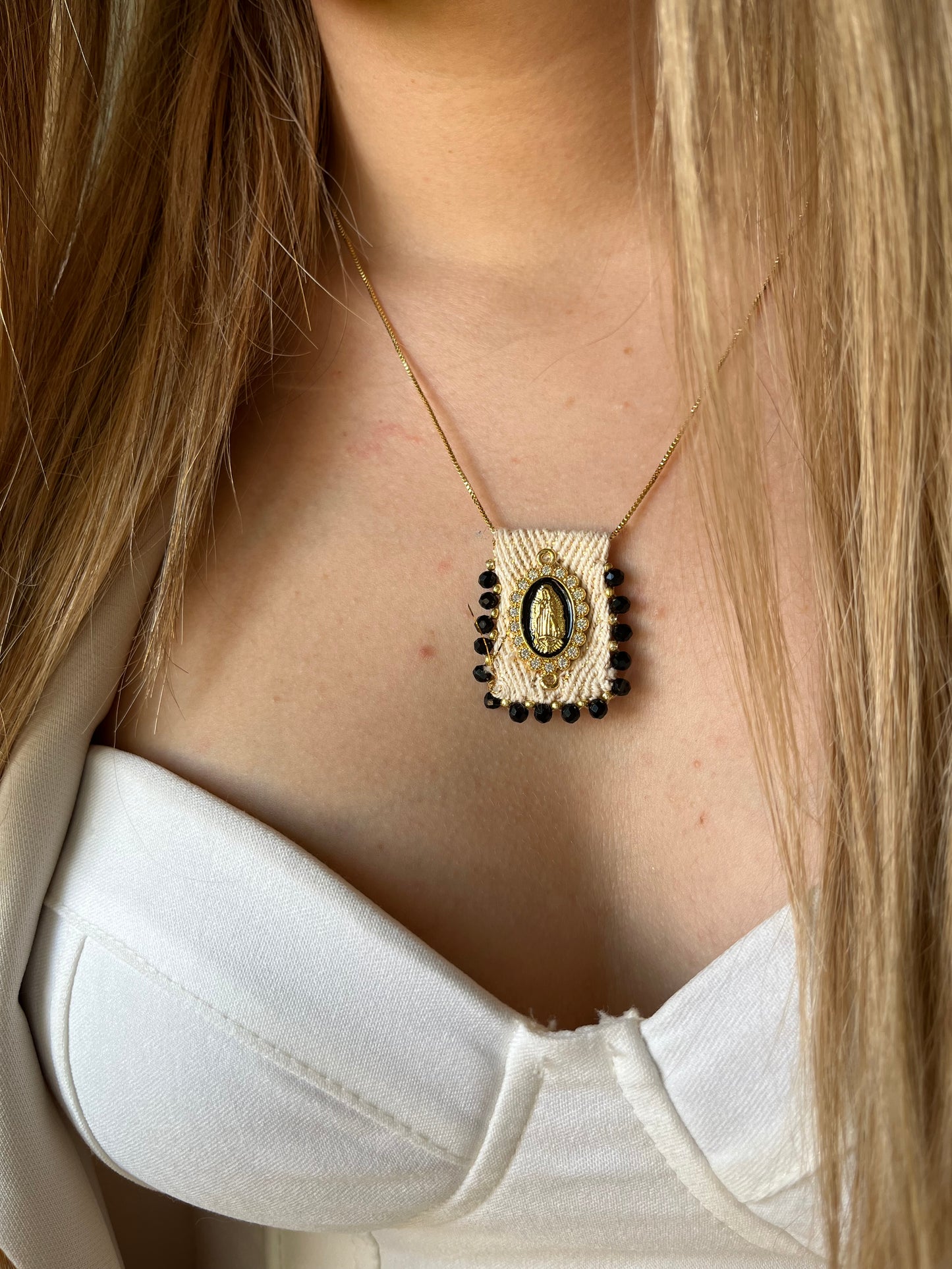 Collar con Dije de Virgen en mostacilla