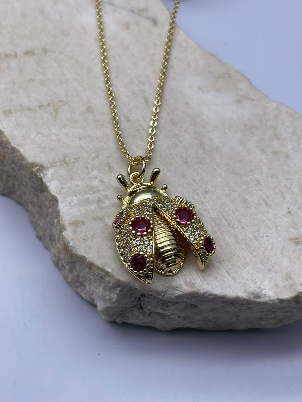 Cadena con dije de insecto