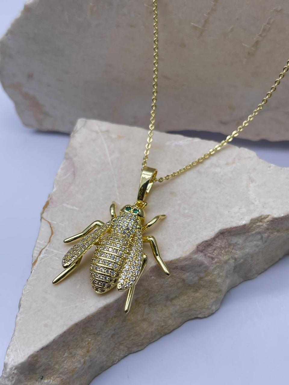 Cadena con dije de insecto